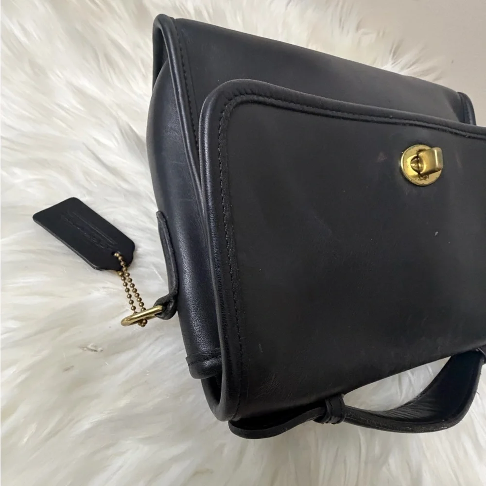 Vintage COACH #9870 Court Turn lock Crossbody bag.